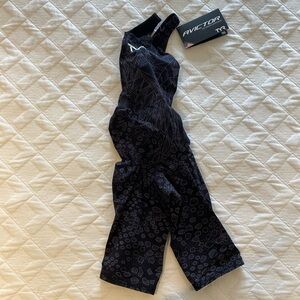 TYR Avictor Closed back Kneeskin